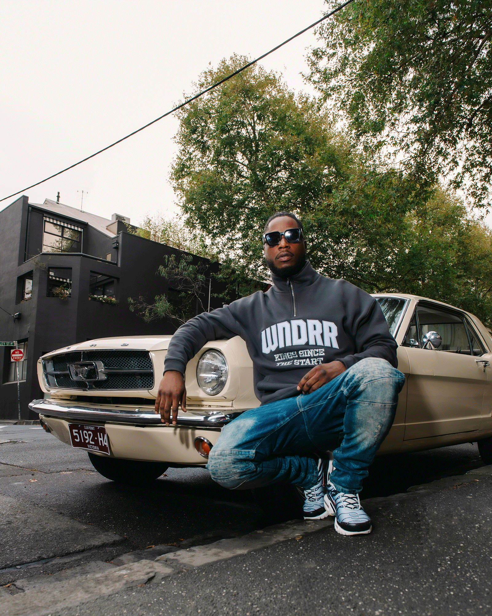 UNRIVALLED 1/4 ZIP SWEAT - FADED BLACK