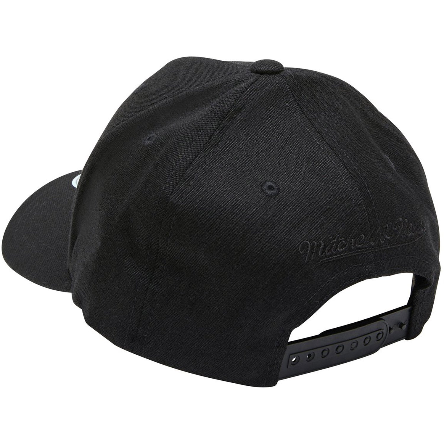 Mitchell & Ness Chicago Bulls Black & White Team Logo Classic Snapback