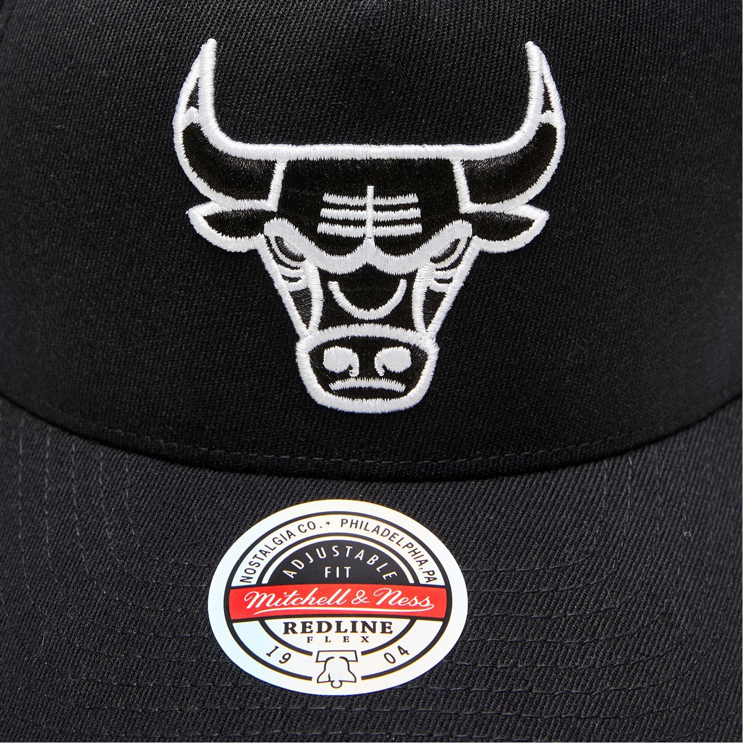 Mitchell & Ness Chicago Bulls Black & White Team Logo Classic Snapback