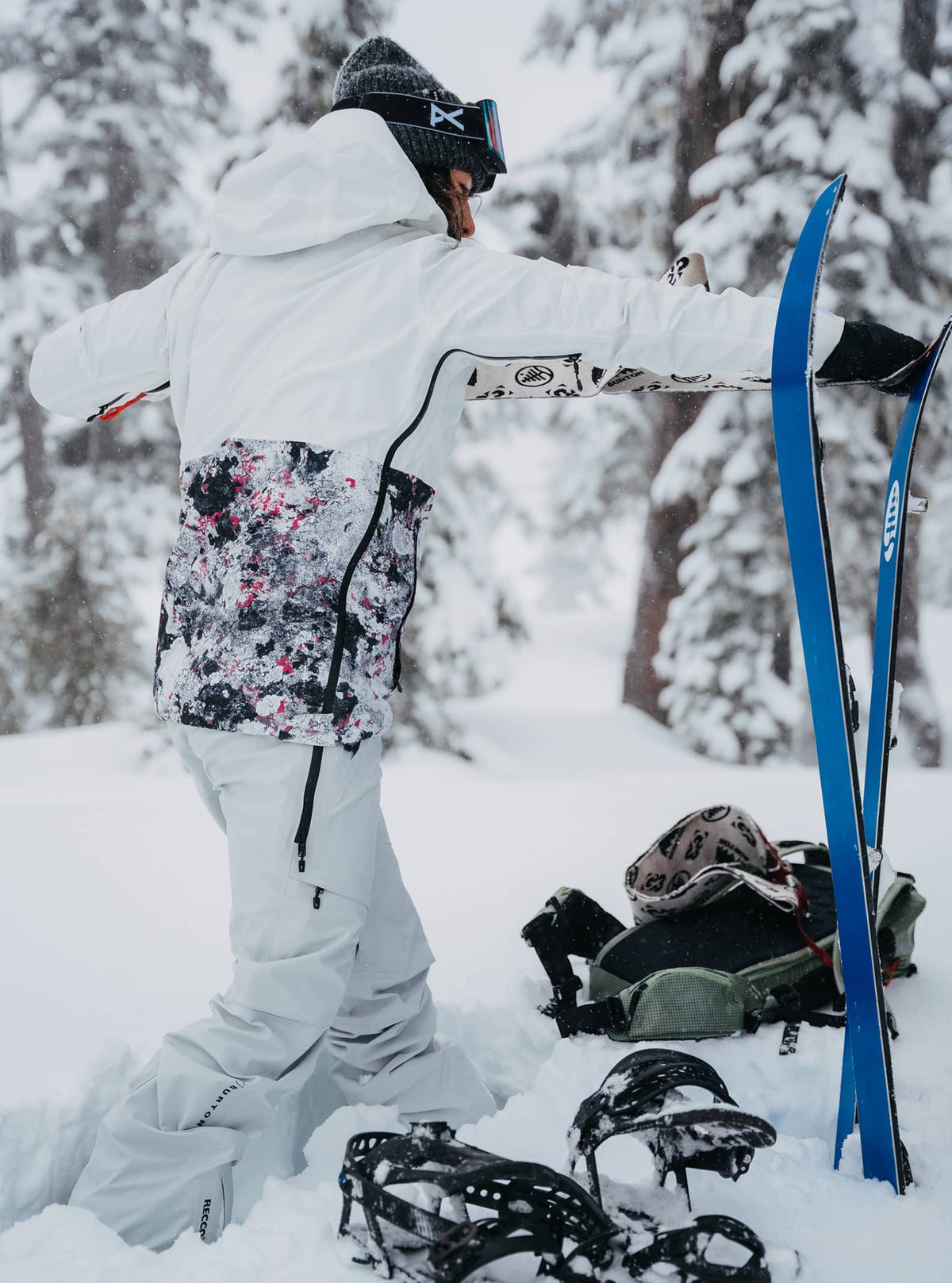 Burton Women's Burton [ak] Kimmy GORE-TEX 2L Anorak Jacket Stout White/Very Berry Lichen