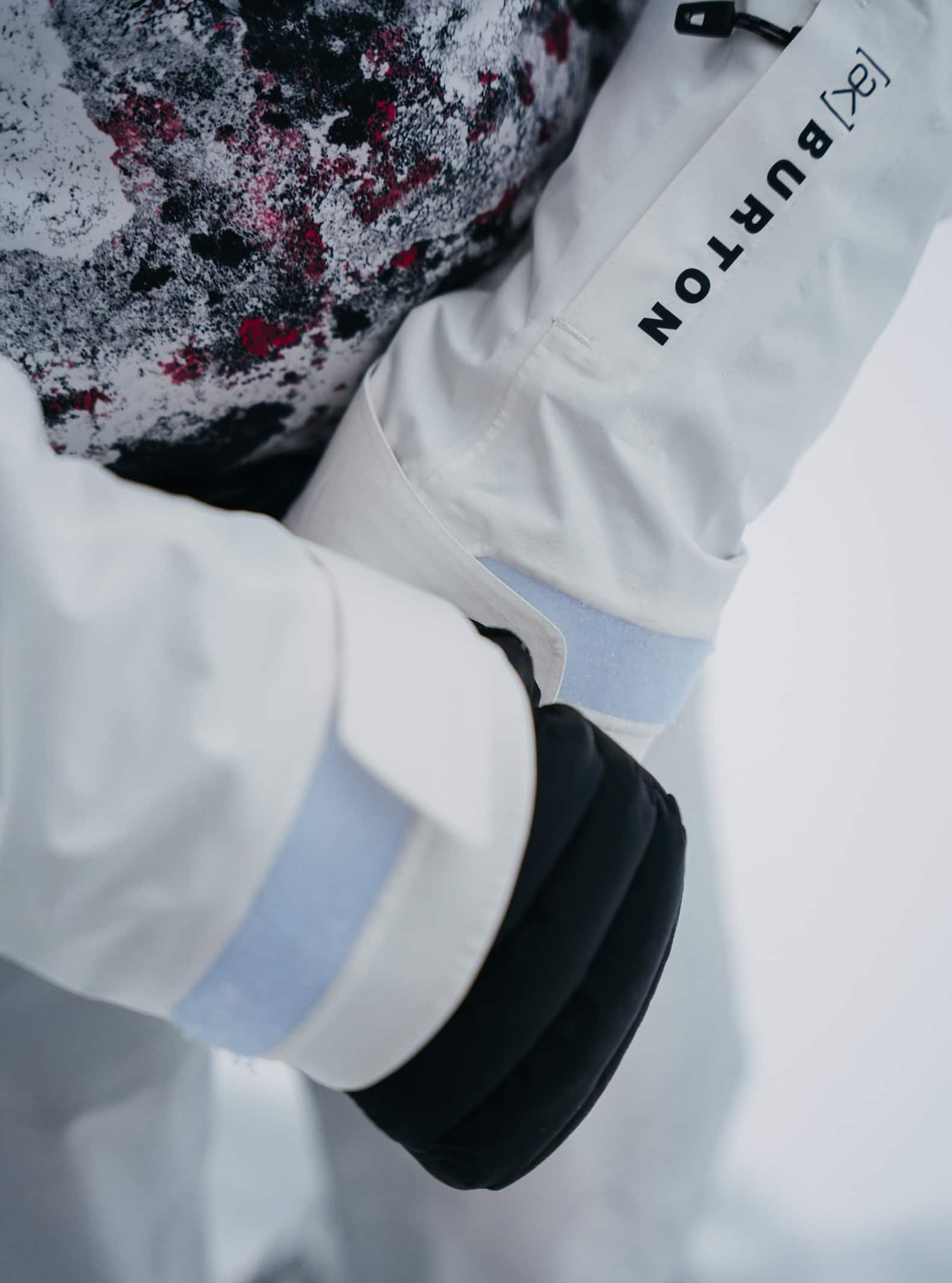 Burton Women's Burton [ak] Kimmy GORE-TEX 2L Anorak Jacket Stout White/Very Berry Lichen