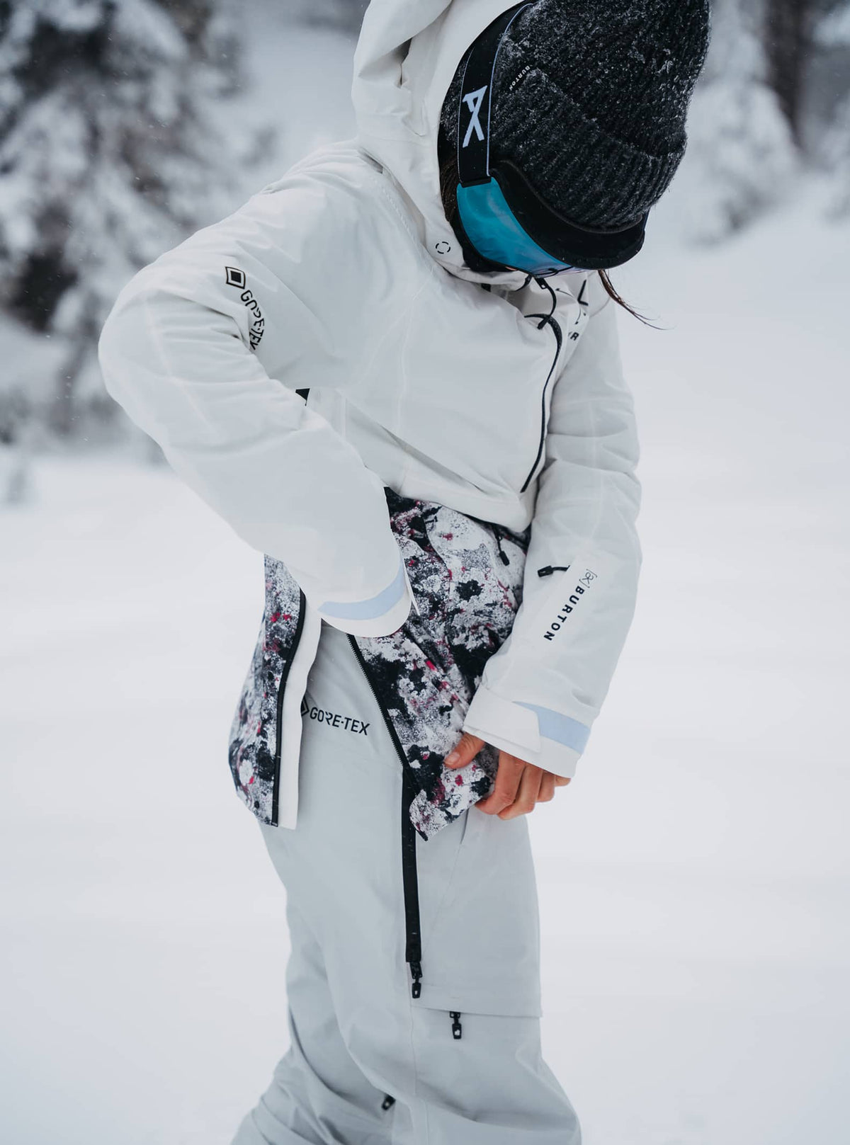 Burton Women's Burton [ak] Kimmy GORE-TEX 2L Anorak Jacket Stout White/Very Berry Lichen